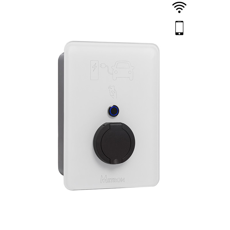 Foto der weißen Metron Standard EV-Ladestation mit schwarzer Steckdose, mit WLAN- und Smartphone-Symbolen