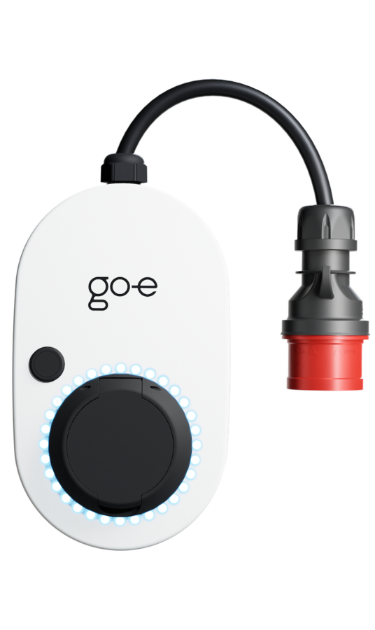 go-e Charger Gemini flex, weiße Wallbox mit schwarzem Kabel und rotem CEE-Stecker