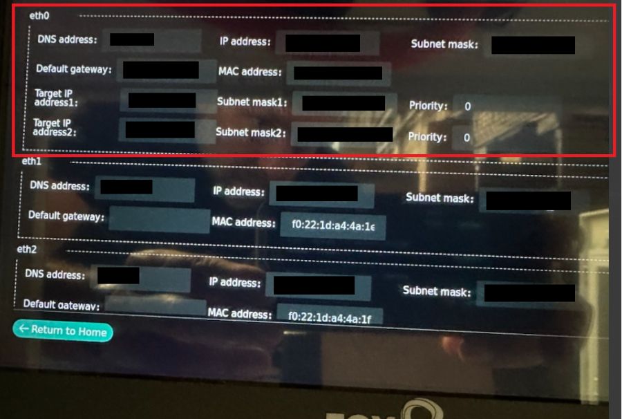 Pekskärmens nätverksinställningar på FOX ESS G-Max med eth0-blocket markerat i rött, adresserna överstrukna