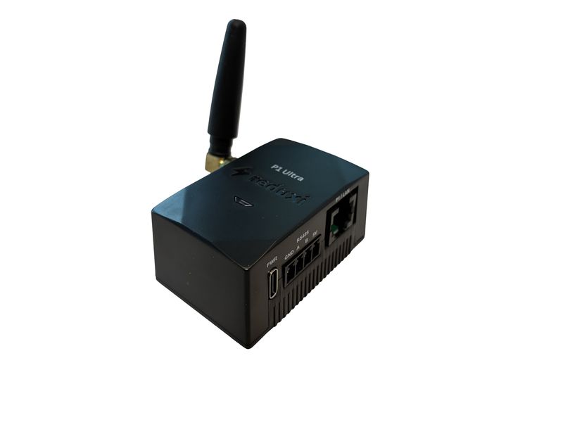 Foto av P1 Ultra: PWR-port, RS485-plintar GND A B 5V, P1/LAN RJ45-port, antenn