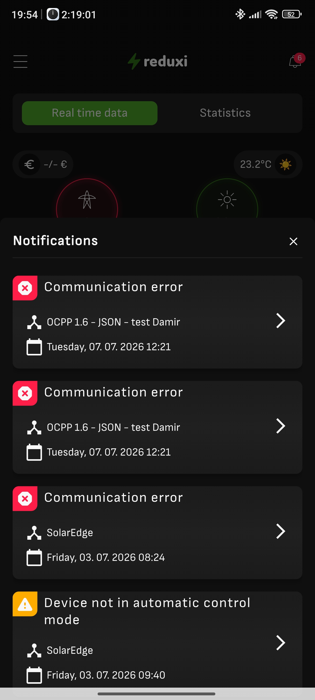 Списък Notifications в приложението Reduxi: аларми за грешка в комуникацията за OCPP 1.6 и SolarEdge, устройство, което не е в автоматичен режим на управление