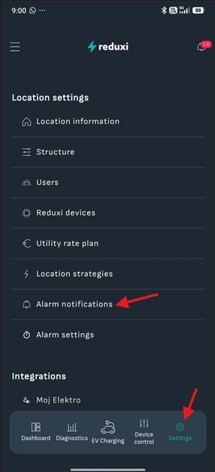 Kartica Settings u aplikaciji Reduxi s crvenim strelicama koje pokazuju na Alarm notifications i karticu Settings
