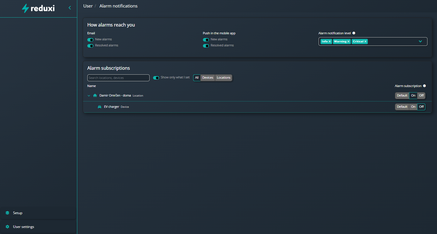 Stránka Alarm notifications v Reduxi Cloud: přepínače e-mailu a push, úrovně alarmů, odběry pro domácí lokalitu