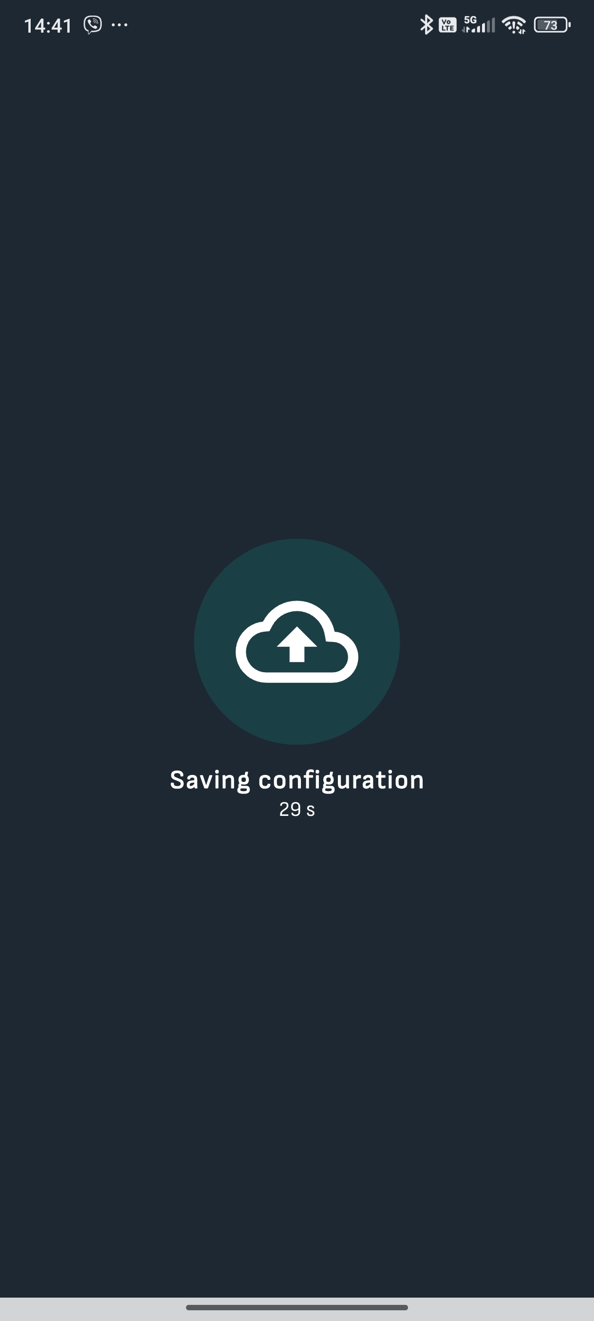 Obrazovka mobilní aplikace Saving configuration s ikonou nahrávání do cloudu a odpočtem 29 s