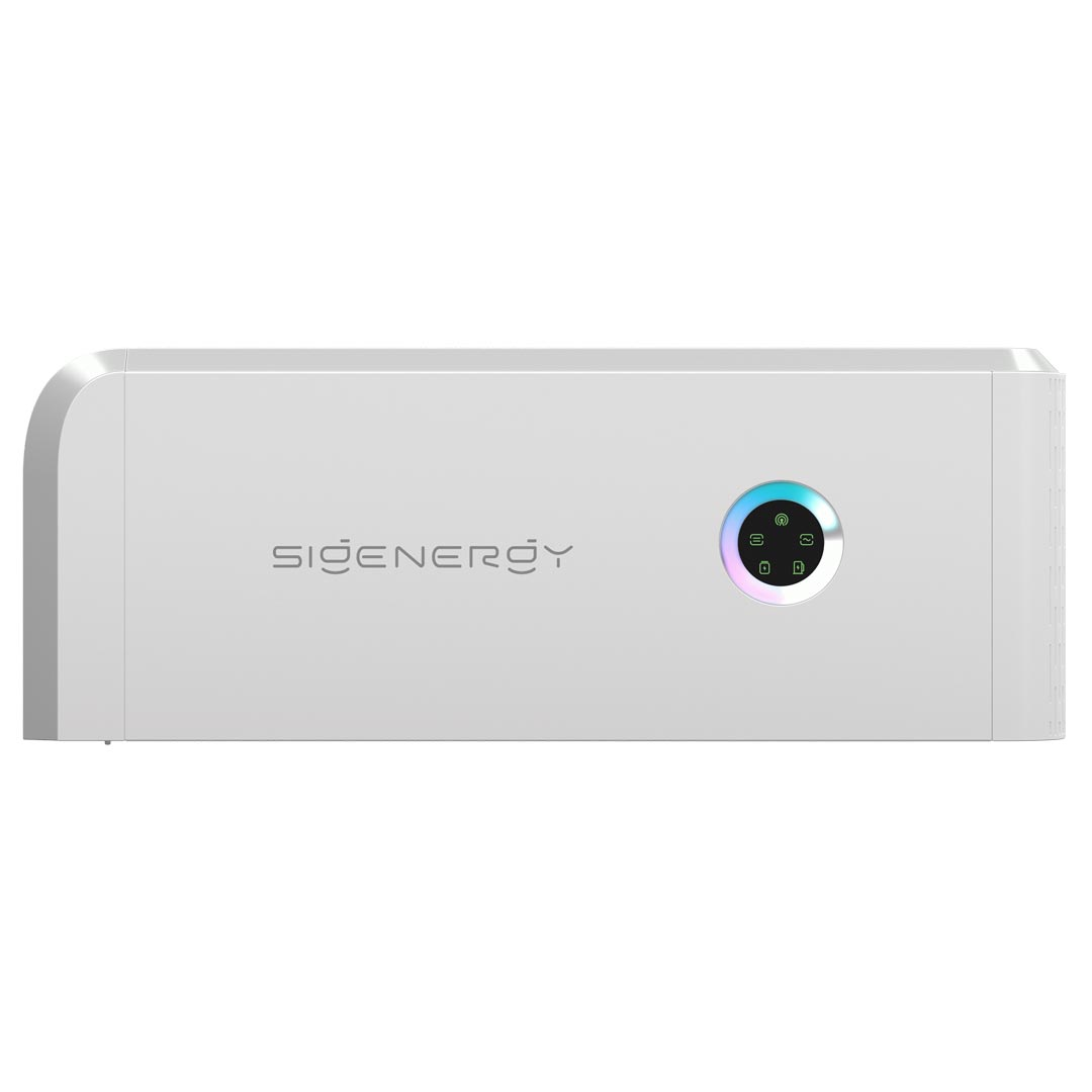 Hybridní střídač Sigenergy SigenStor, bílé pouzdro s logem SIGENERGY a kulatým stavovým indikátorem